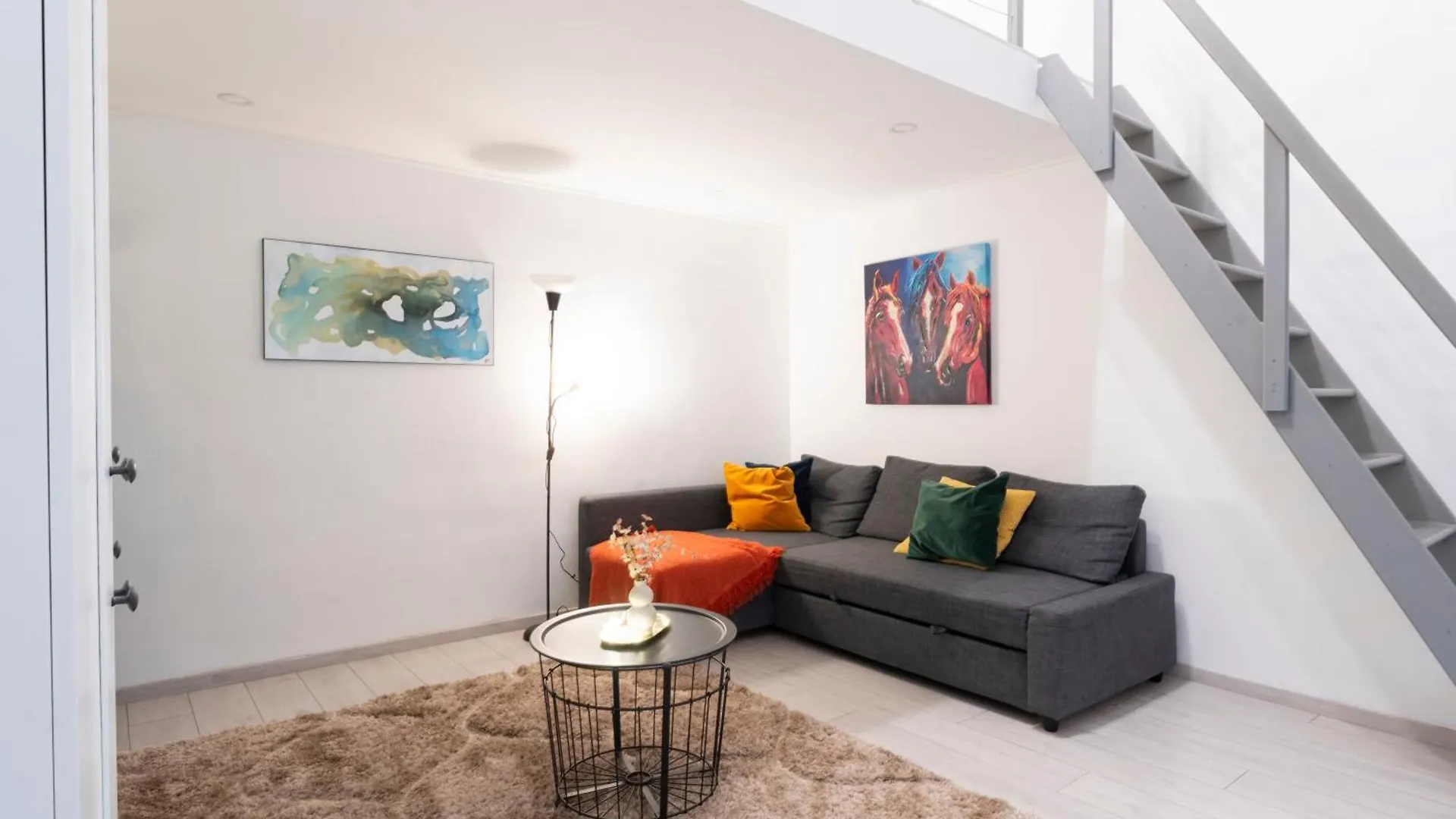 Teljes Loftlakas, Budapest