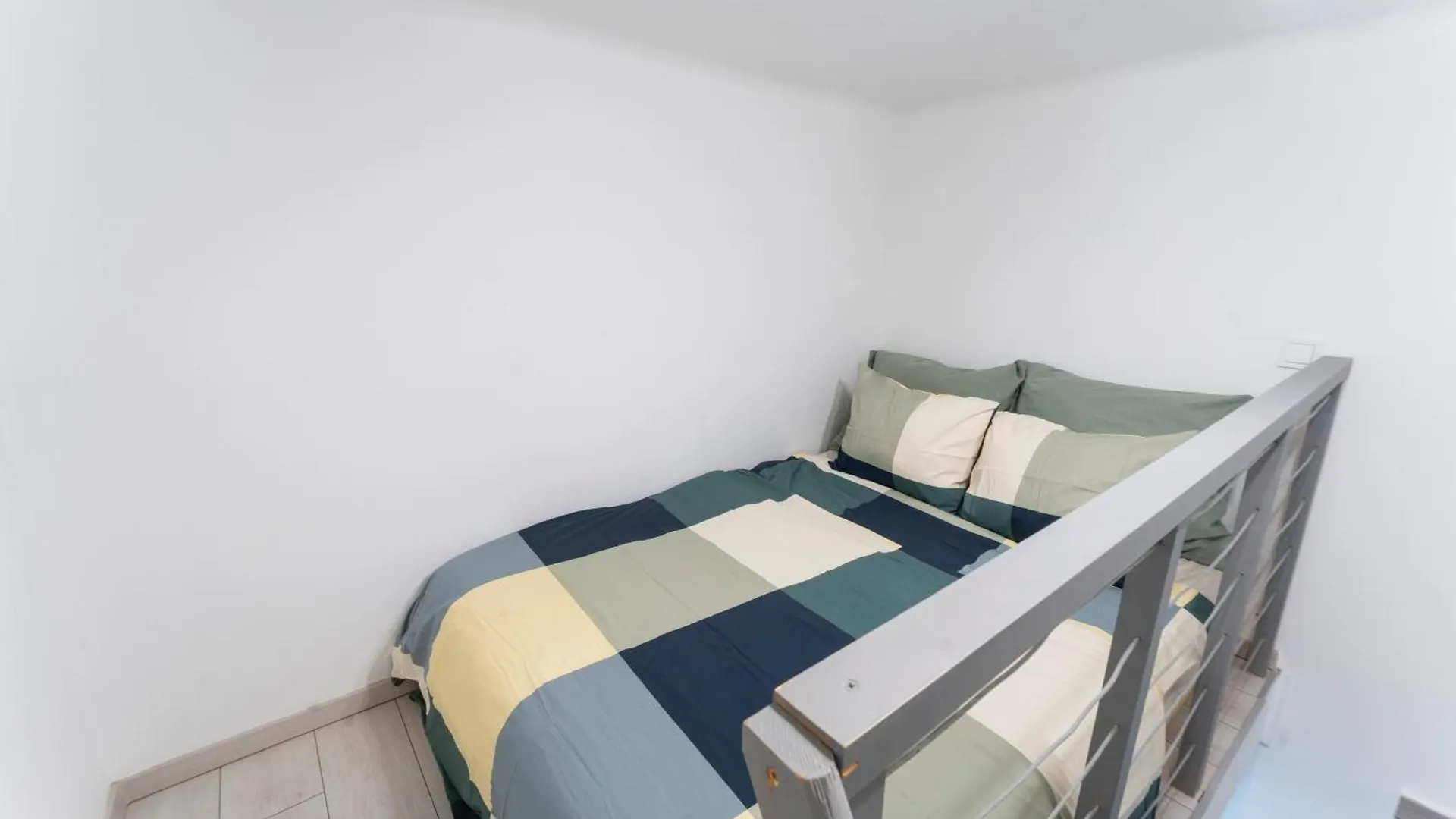 Teljes Loftlakas, Budapest